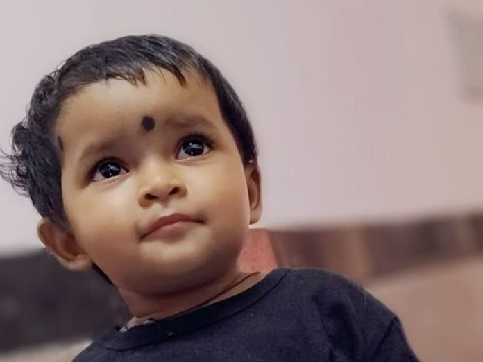 नागरथ चौक पर कार ने ऑटो को मारी टक्कर:  दो साल की बच्ची की मौत, माता-पिता घायल; रॉन्ग साइड से आई कार का चालक फरार - Jabalpur News
