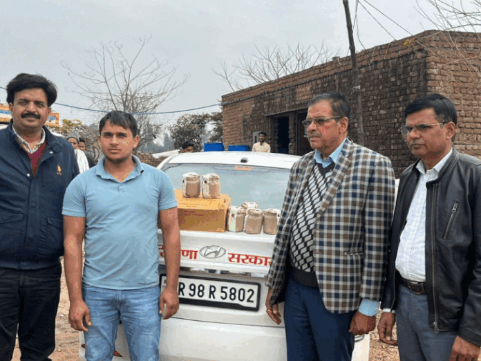 नूंह में डेयरियों पर सीएम फ्लाइंग का छापा:  संचालकों के पास नहीं मिले लाइसेंस, मिठाइयों और डेयरी प्रोडक्ट के लिए सैंपल - Nuh News