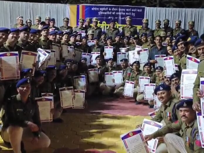 बुरहानपुर के 301 पुलिसकर्मियों को कर्मवीर योद्धा पदक:  एसपी देवेंद्र पाटीदार ने किया सम्मानित, कोविड काल के योद्धाओं को मिला सम्मान - Burhanpur (MP) News