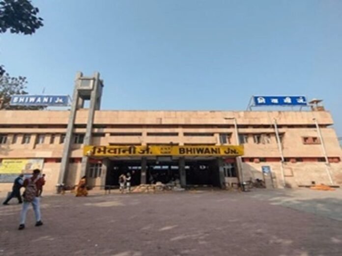 भिवानी स्टेशन पर हिसार के व्यक्ति के गहने चोरी:  बैग में से निकाला, रेवाड़ी जाने के लिए चढ़ते समय 8.22 के आभूषण चुराए - Bhiwani News