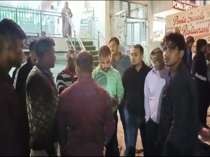मथुरा में तमंचा दिखाकर की लूट:  बाइक सवार बदमाशों ने मोबाइल सप्लायर को बनाया शिकार,नेशनल हाईवे पर दिया वारदात को अंजाम - Mathura News