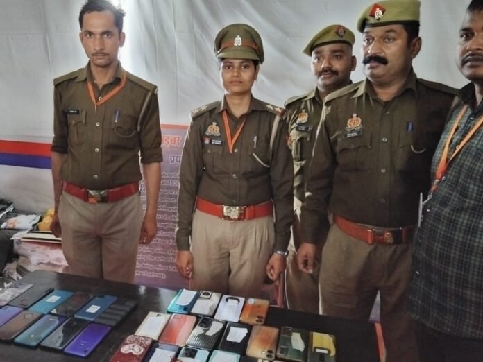 महाकुंभ में एक महिला ने ही चुराए 32 मोबाइल:  होमगार्ड ने रोका तो बैग छोड़कर भागी महिला, साइबर सेल लौटा रहा मोबाइल, होमगार्ड को इनाम - Prayagraj (Allahabad) News