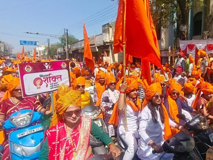 रतलाम में निकली साफा रैली:  केसरिया ध्वज थामे शस्त्र के साथ शामिल हुई महिलाएं, जोधपुर से मंगाए साफे - Ratlam News