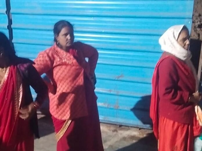 ललितपुर में चलती ट्रेन से कूदे यात्री:  प्रयागराज जाने वाली ट्रेन खजुराहो पर स्टॉप होने पर श्रद्धालुओं ने लगाई छलांग - Lalitpur News