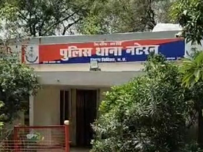 विदिशा में महिला से बैग छीनने वाले दो बदमाश गिरफ्तार:  रास्ता पूछने के बहाने रोका, फिर झपटकर भागे थे; सोने का मंगलसूत्र और मोबाइल बरामद - Vidisha News