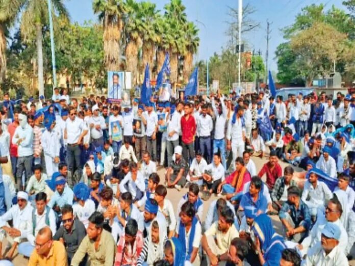 विधायक देवेंद्र की रिहाई पर सियासत:  सतनामी समाज के लोगों की रिहाई को लेकर भीम आर्मी सीएम हाउस घेरने उतरी - Raipur News