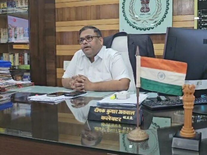 वोटिंग के दौरान नशे में पहुंचे पीठासीन अधिकारी:  गरियाबंद में शराब पीकर ड्यूटी की; मेडिकल जांच में पुष्टि के बाद निलंबित - Gariaband News
