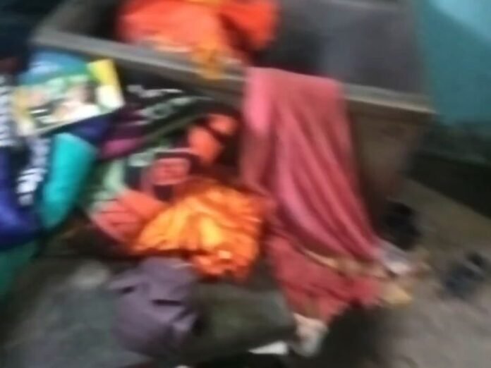शराब की छापेमारी में पुलिस पर लगा लूट का आरोप:  महिलाएं बोली- घर से नकदी और जेवर ले गई पुलिस, थाना प्रभारी ने किया इनकार - Patna News