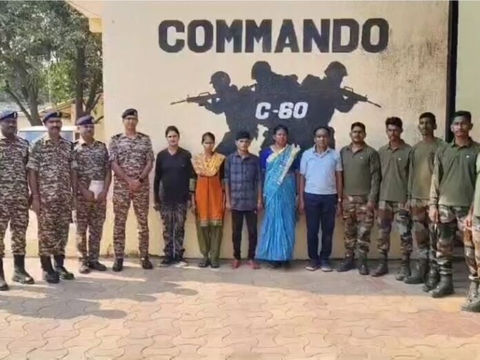 28 लाख के 4 इनामी नक्सलियों ने किया सरेंडर:  महाराष्ट्र-छत्तीसगढ़ सीमा पर सक्रिय 2 नक्सली दंपति शामिल, सरकार देगी 20 लाख सहायता राशि - Kanker News