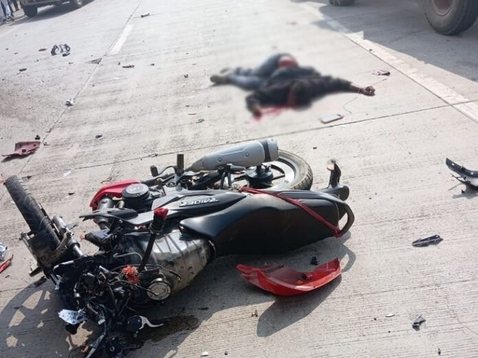 NH43 में ट्रक ने बाइक सवार युवक को कुचला:  कोरियर ब्वाय की घटनास्थल पर मौत, पेट्रोल डलवाकर ड्यूूटी पर जाने निकला था - Ambikapur (Surguja) News