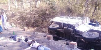 मजदूरों से भरी पिकअप पलटी, एक महिला की मौत:  12 घायल, 30 मजदूर थे सवार, नरसिंहपुर में दतला नाला के पास हुआ हादसा - Narsinghpur News