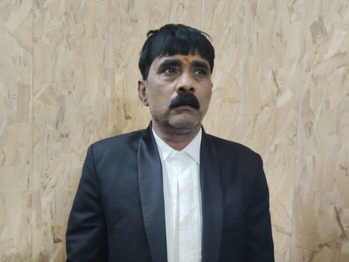 अलीगढ़ में पकड़ा गया फर्जी अधिवक्ता:  लोगों की शिकायत के बाद बार एसोसिएशन की टीम ने पकड़ा, पीड़ित से लिए थे 7.10 लाख - Aligarh News