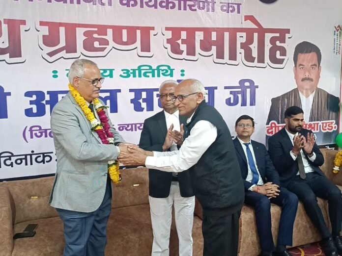 कोंच बार एसोसिएशन में नई कार्यकारिणी का शपथ ग्रहण:  जालौन जिला जज ने दिलाई शपथ, कहा- मधुर संबंध से मिलेगा जल्द न्याय - Jalaun News
