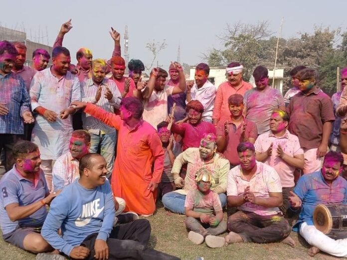 गोपालगंज में RSS स्वयंसेवकों ने मनाया होली:  पारंपरिक तरीके से मनाया त्योहार, अबीर-गुलाल के साथ गया गीत - Gopalganj News