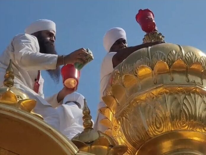 गोल्डन टेंपल में शुरू हुई सोने की सफाई:  धुलाई में नींबू और उबले हुए रीठे का इस्तेमाल,10-12 दिन तक चलेगा काम - Amritsar News