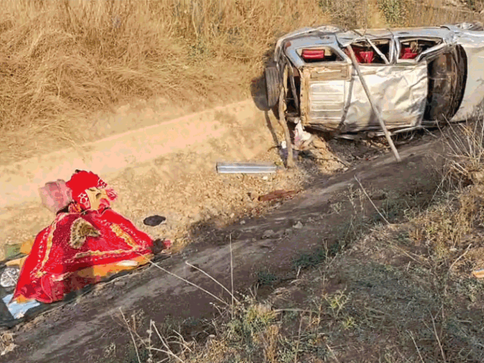 छत्तीसगढ़ में 2 सड़क हादसों में 6 लोगों की मौत:  बेमेतरा में बेकाबू होकर नहर में पलटा वाहन; बलौदा-बाजार में कार-बाइक की टक्कर - Chhattisgarh News