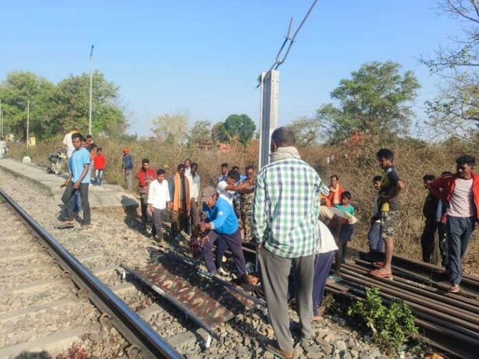 ट्रेन की चपेट में आने से युवक की मौत:  लातेहार में चलती ट्रेन से उतरते वक्त पैर फिसला, क्षत-विक्षत हालत में मिली लाश - latehar News