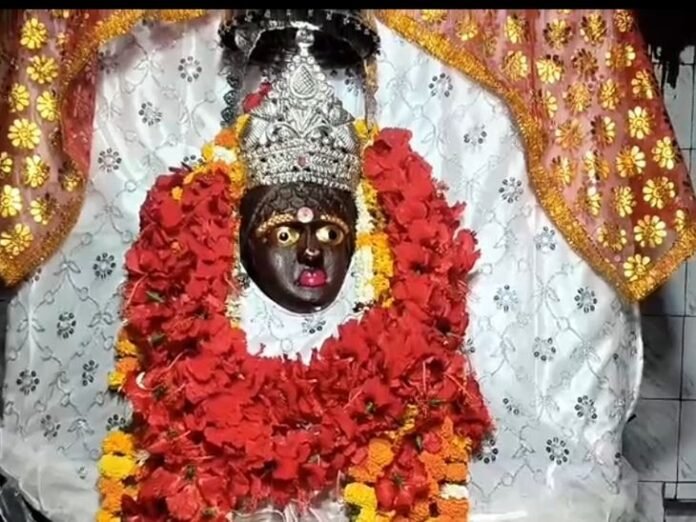 नवरात्रि में भटनवारा कालिका माता मंदिर में भक्तों का तांता:  मौर्यकालीन प्रतिमा दिन में तीन बार बदलती है भाव-भंगिमा, सूर्य की दिशा में घूमती हैं आंखें - Satna News