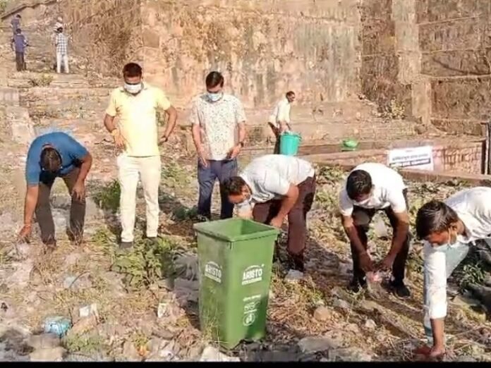 निवाड़ी में ओरछा नगर परिषद ने किया श्रमदान:  निवाड़ी में ओरछा नगर परिषद ने किया श्रमदान - Niwari News