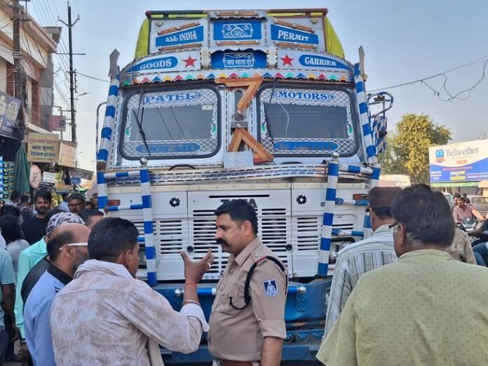 नो-एंट्री में घुसा ट्रक, 7 वाहनों को टक्कर मारी:  ब्रिज पर ट्रक छोड़कर भागा ड्राइवर, पीछे लुढ़कते हुए ट्रक ने फिर मारी टक्कर - Katni News