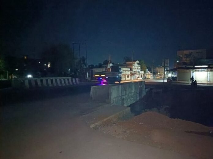 पुल बनाकर सांकेतिक डिवाइडर बनाना भूल गए जिम्मेदार:  बालोद में हाईवे पर अंधेरे की वजह से बढ़ा खतरा, हादसों के बाद भी सुधार नहीं - Balod News