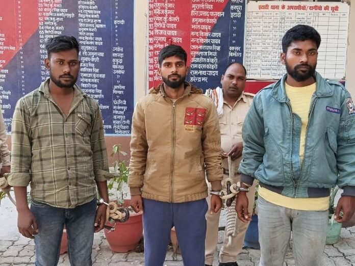 बक्सर में पुलिस को बड़ी कामयाबी:  वाहन चेकिंग के दौरान देसी कट्टा-कारतूस बरामद, तीन युवक गिरफ्तार - Buxar News