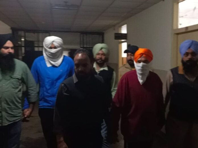 बरनाला में दो पुलिसकर्मी रिश्वत लेते गिरफ्तार:  विजिलेंस ब्यूरो का एक्शन, केस में नामजद युवक का सामान लौटाने के बदले मांग रहे थे रकम - Barnala News