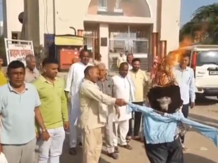 बरवाला में मंत्री अरविंद शर्मा का फूंका पुतला:  MLA गौतम पर अभद्र टिप्पणी से ब्राह्मण समाज नाराज; सरपंचों की धमकी - Uklanamandi News