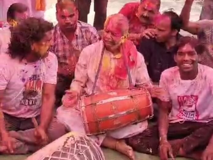 बिलासपुर में रंगोत्सव पर थिरके लोग VIDEO:  कलेक्टर बंगले में अफसरों ने उड़ाए रंग-गुलाल; गोलबाजार में पूरे दिन चला रेनडांस - Bilaspur (Chhattisgarh) News