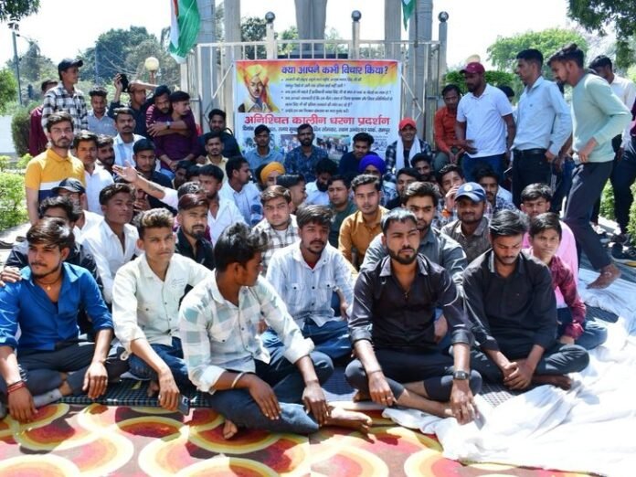 भगत सिंह की प्रतिमा की मांग:  रामपुर में सैकड़ों युवा अनिश्चित कालीन धरने पर बैठे, राष्ट्रीय कबड्डी खिलाड़ी भी शामिल - Rampur News