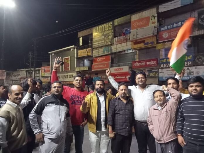 भारत की ऐतिहासिक जीत पर मुजफ्फरनगर में जश्न:  शिव चौक में लहराए तिरंगे, फैंस ने होली से पहले मनाई दीवाली - Muzaffarnagar News