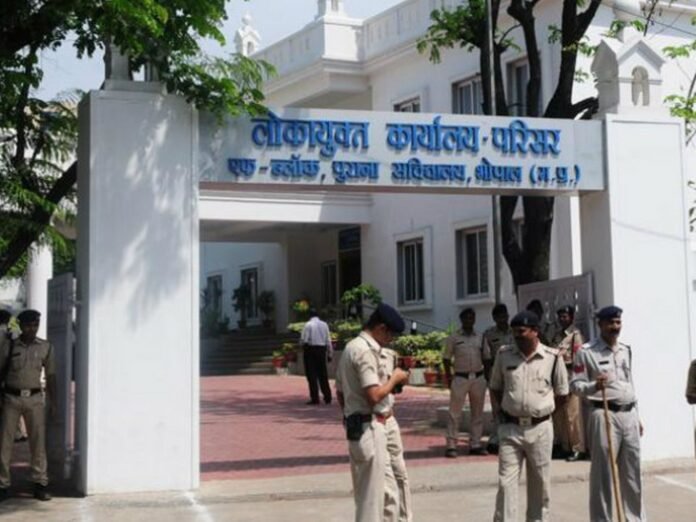 भ्रष्ट डॉक्टरों,स्वास्थ्यकर्मियों पर केस चलाने की मंजूरी में देरी:  लोकायुक्त में दर्ज 55 मामलों में सिर्फ 15 केसों में मिली अभियोजन की स्वीकृति - Bhopal News