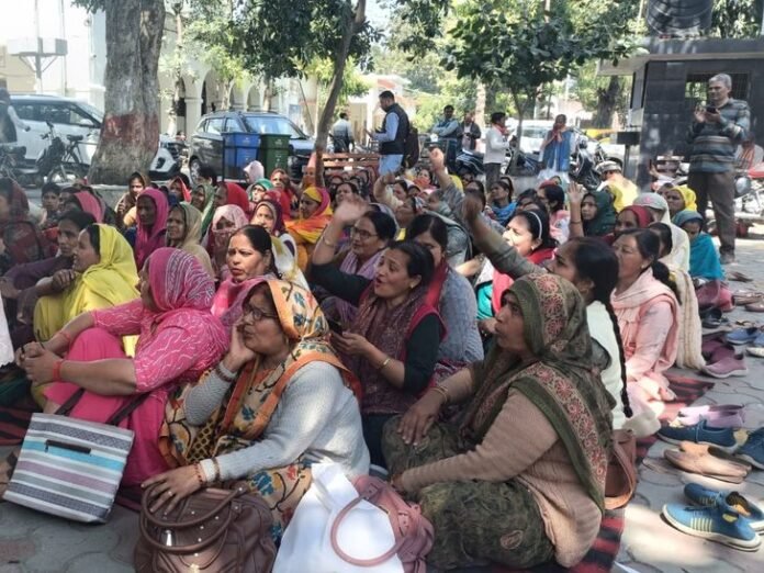 महिला दिवस पर आंगनबाड़ी कार्यकर्ताओं का प्रदर्शन:  मुजफ्फरनगर में सरकार से हक मांगा, वेतन बढ़ाने की अपील की - Muzaffarnagar News