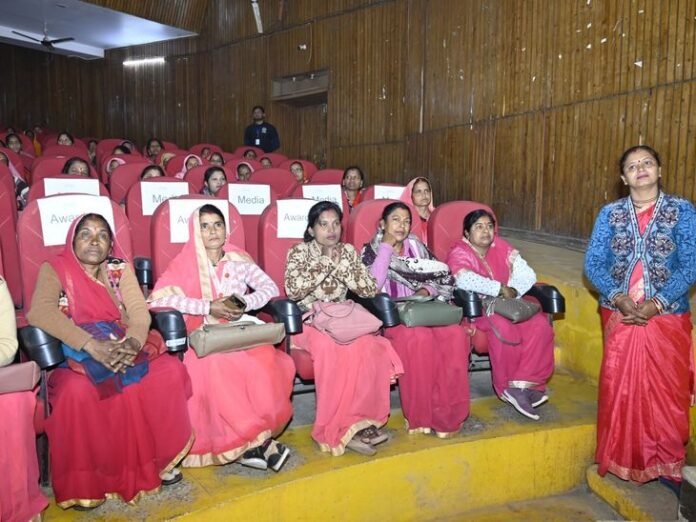 महिला सशक्तिकरण की नई पहल:  आसरे संस्था ने महिला दिवस पर ग्रामीण महिलाओं के विकास का लिया संकल्प - Bhopal News