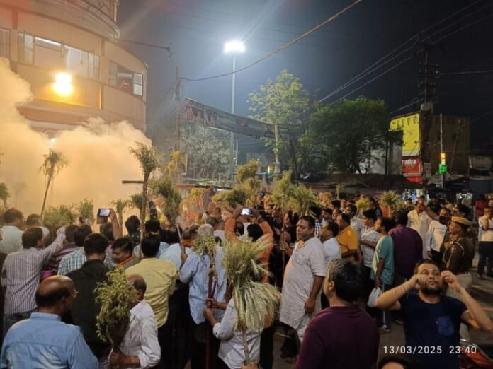 मुंगेर में होलिका दहन के साथ होली शुरू:  नक्सल प्रभावित इलाकों में CRPF रही तैनात, SP ने शांतिपूर्ण तरीके से त्योहार मनाने की अपील की - Munger News