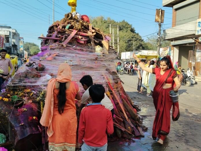 यमुनानगर में चंद्रग्रहण के कारण होलिका दहन का बदला समय:  रात 11 बजे से होली की शुरुआत, पूजन में जुटी महिलाओं की भीड़ - Yamunanagar News