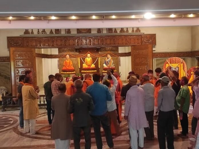 रामकृष्ण मठ में चैतन्य महाप्रभु जयंती का उत्सव:  भजन-कीर्तन और होलिकोत्सव में डूबा लखनऊ मठ, भक्तों को बांटा प्रसाद - Lucknow News