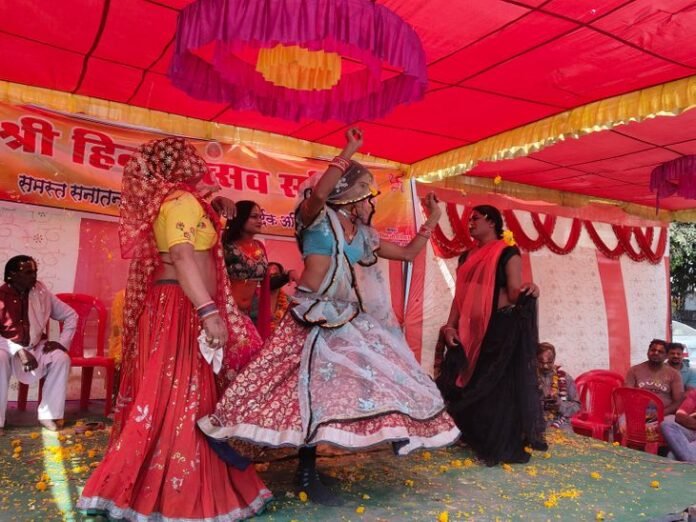 रायसेन में रंग पंचमी पर किन्नर समाज का राई नृत्य:  महामाया चौक पर होली गीत, हास्य-व्यंग्य और कविताओं ने बांधा समां - Raisen News