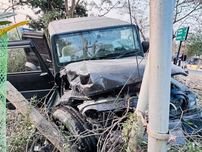 विश्वविद्यालय में तेज रफ्तार थार बिजली के खंभे से टकराई:  तीन युवक गंभीर घायल, प्राथमिक उपचार के बाद मेडिकल कॉलेज रेफर - Ayodhya News