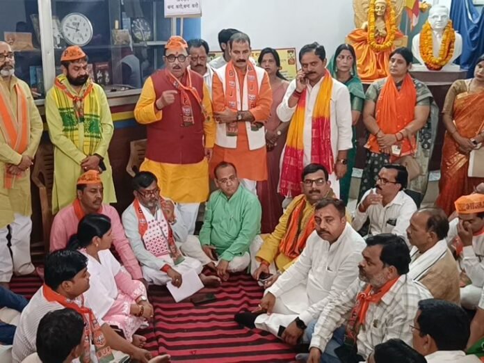 अंबेडकर के पोस्टर विवाद पर बीजेपी का विरोध:  सोनभद्र में मंत्रियों ने दिया धरना, अखिलेश से माफी की मांग - Sonbhadra News