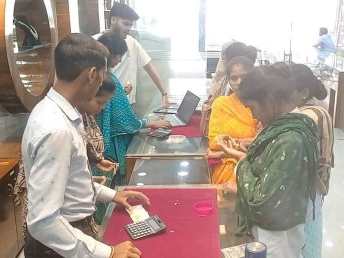 अक्षय तृतीया पर चांदी की बिक्री में उछाल:  धमतरी में 200 से अधिक जोड़ों ने लिए सात फेरे, बच्चों ने सजाए घरों में मंडप - Dhamtari News