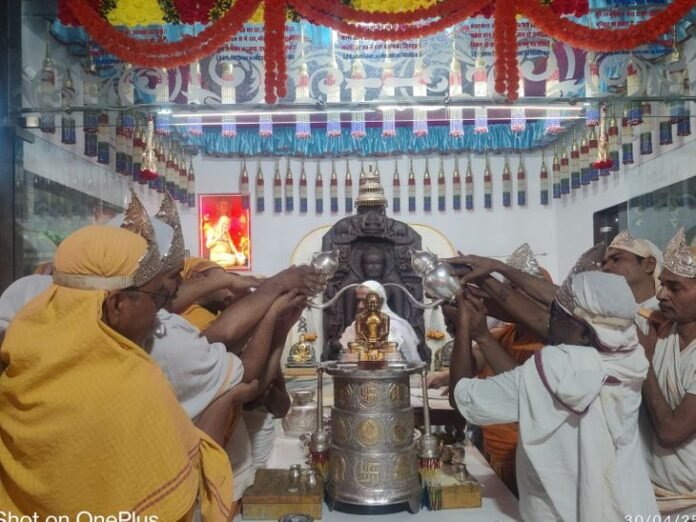 अक्षय तृतीया पर श्रद्धालुओं को बांटा गन्ने का रस:  विदिशा में जैन समाज ने मनाया भगवान आदिनाथ का महा पारणा दिवस - Vidisha News