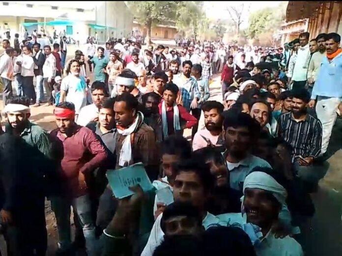 अशोकनगर में पुलिस सुरक्षा में हुआ खाद्य वितरण:  3 हजार किसान पहुंचे; भीड़ को नियंत्रित करने पांच थानों की टीम तैनात - Ashoknagar News