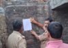 आजमगढ़ में फरार आरोपी के घर कराई गई मुनादी:  1 महीने के भीतर में हाजिर न होने पर की जाएगी कुर्की की कार्रवाई, न्यायालय ने घोषित किया भगोड़ा - Azamgarh News