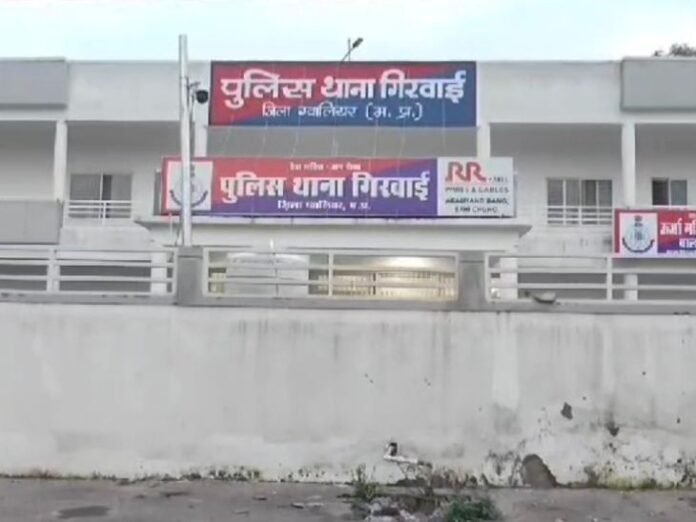 ऑनर किलिंग का आरोपी दिल्ली से गिरफ्तार:  बहन का गला घोंटकर की थी हत्या, पिता और भाई पहले ही पकड़े जा चुके - Gwalior News