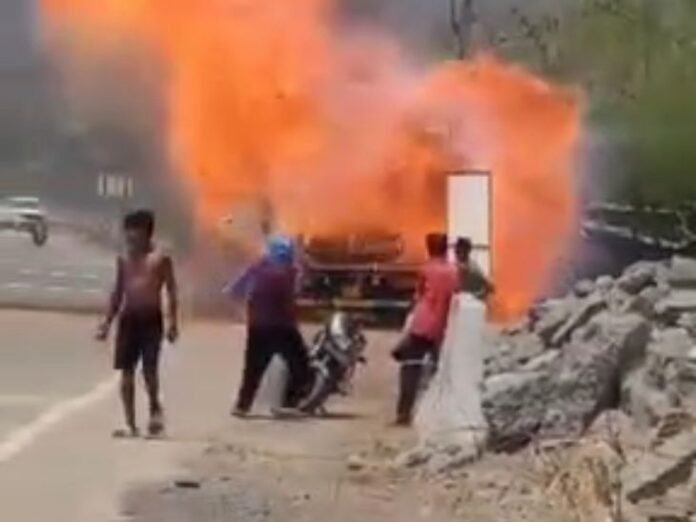 कुरई घाटी में गेहूं से भरे ट्रक में लगी आग:  अनाज लेकर नागपुर जा रहा था, चालक-परिचालक कूदकर बचे - Seoni News