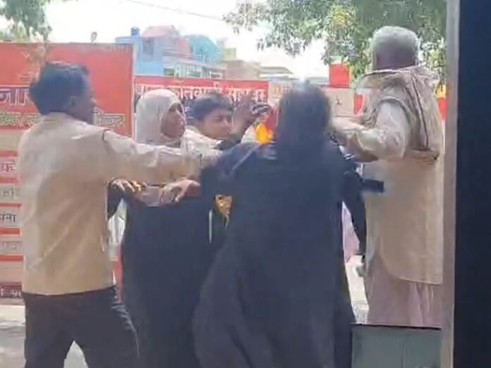 कोतवाली के सामने महिलाओं में हाथापाई, VIDEO:  कासगंज में मायके और ससुराल पक्ष की महिलाएं भिड़ीं, पुलिस जांच में जुटी - Kasganj News