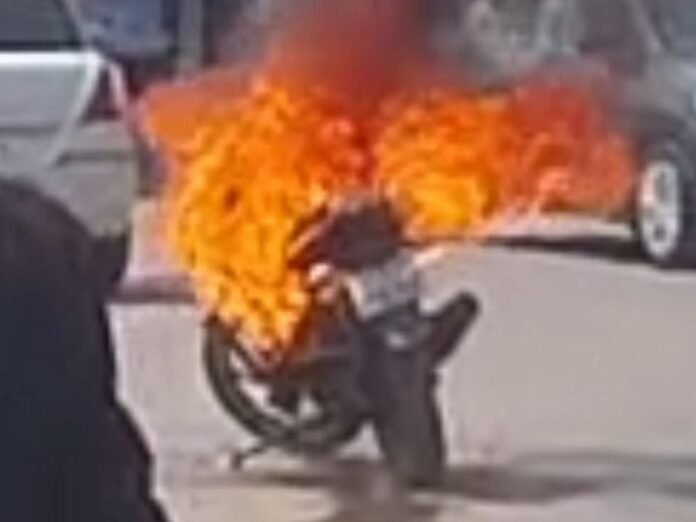 कोरबा में मंदिर जाते समय बाइक में लगी आग:  युवक ने कूदकर बचाई जान, स्थानीय लोगों ने रेत-पानी डालकर पाया आग पर काबू - Korba News