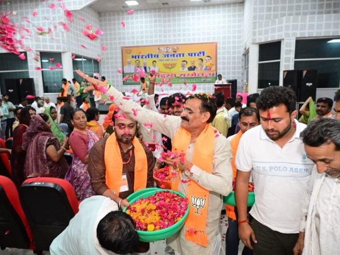 गांव-बस्ती चलो अभियान में वीडी शर्मा कुंजवन पहुंचे:  भाजपा प्रदेश अध्यक्ष ने चौपाल लगाकर सुनी ग्रामीणों की समस्याएं, योजनाओं की दी जानकारी - Panna News