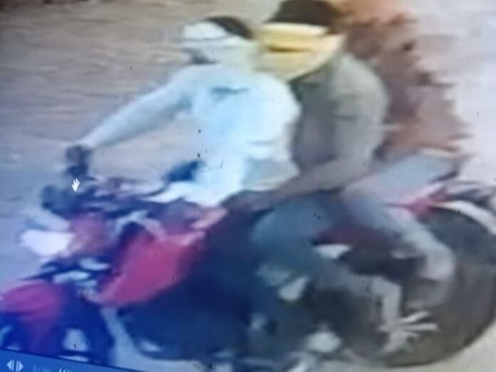 ग्वालियर में शादी से लौट रहे परिवार पर हमला:  तीन नकाबपोश बदमाशों ने कट्टे की नोक पर की लूट, महिला के कान फटे - Gwalior News